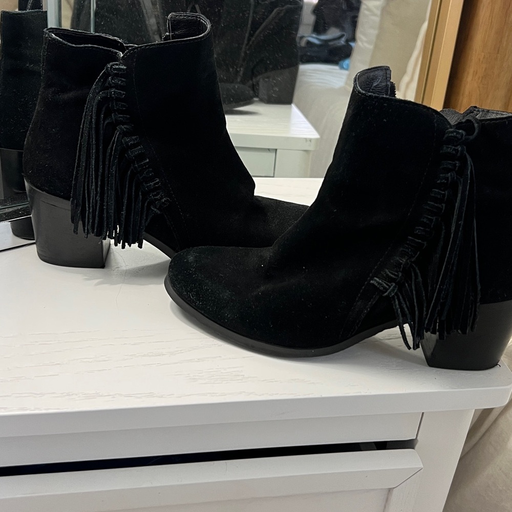 Kenneth Cole Reaction Black Ankle Booties with Fringe suede like leather upper